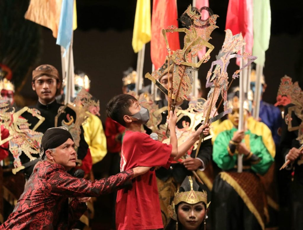 Gubernur Jawa Tengah Ganjar Pranowo kembali menemukan dalang cilik saat menghadiri peringatan Hari Wayang Dunia VIII, di Pendapa Ageng ISI Surakarta, Jumat (4/11/2022).