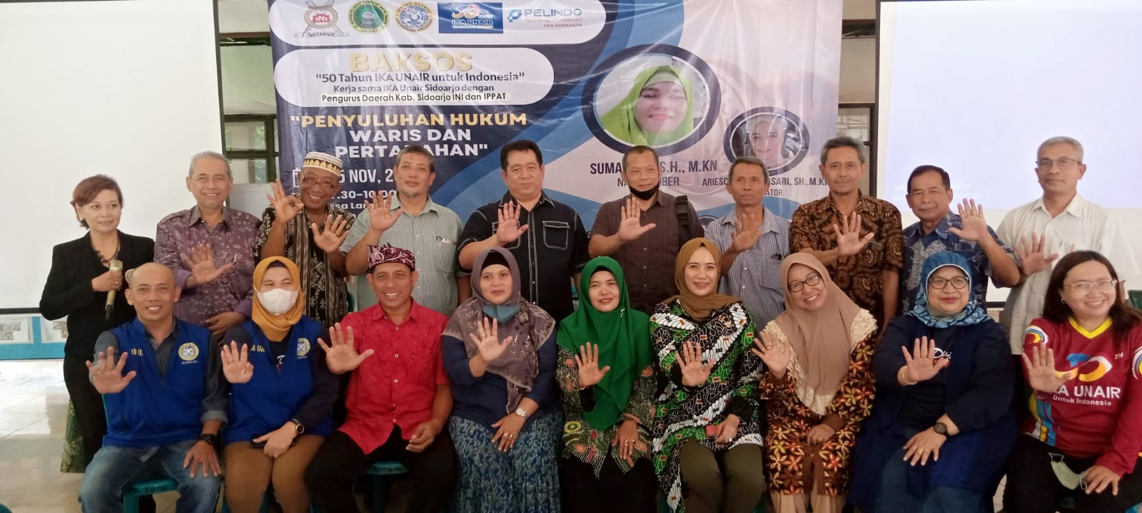 Puluhan warga Desa Larangan antusias mengikuti penyuluhan hukum waris dan pertanahan. Kegiatan ini merupakan rangkaian 50 Tahun Ikatan Alumni Universitas Airlangga (Ika Unair) untuk Indonesia