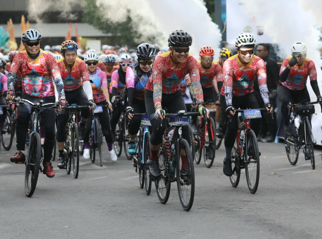Gubernur Jawa Tengah Ganjar Pranowo mengikuti Tour de Borobudur 2022, Minggu (6/11/2022).