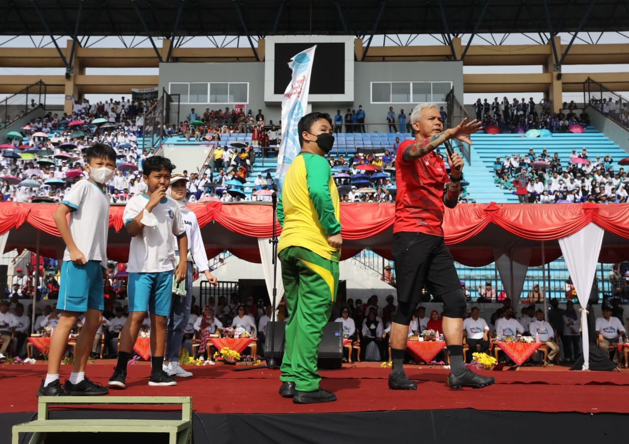 anak-anak bergembira bersama Gubernur Jawa Tengah Ganjar Pranowo bernyanyi dan menari bersama dalam acara puncak peringatan Hari Anak Nasional Kota Magelang, di Stadion Moch Soebroto, Sabtu (12/11/2022).
