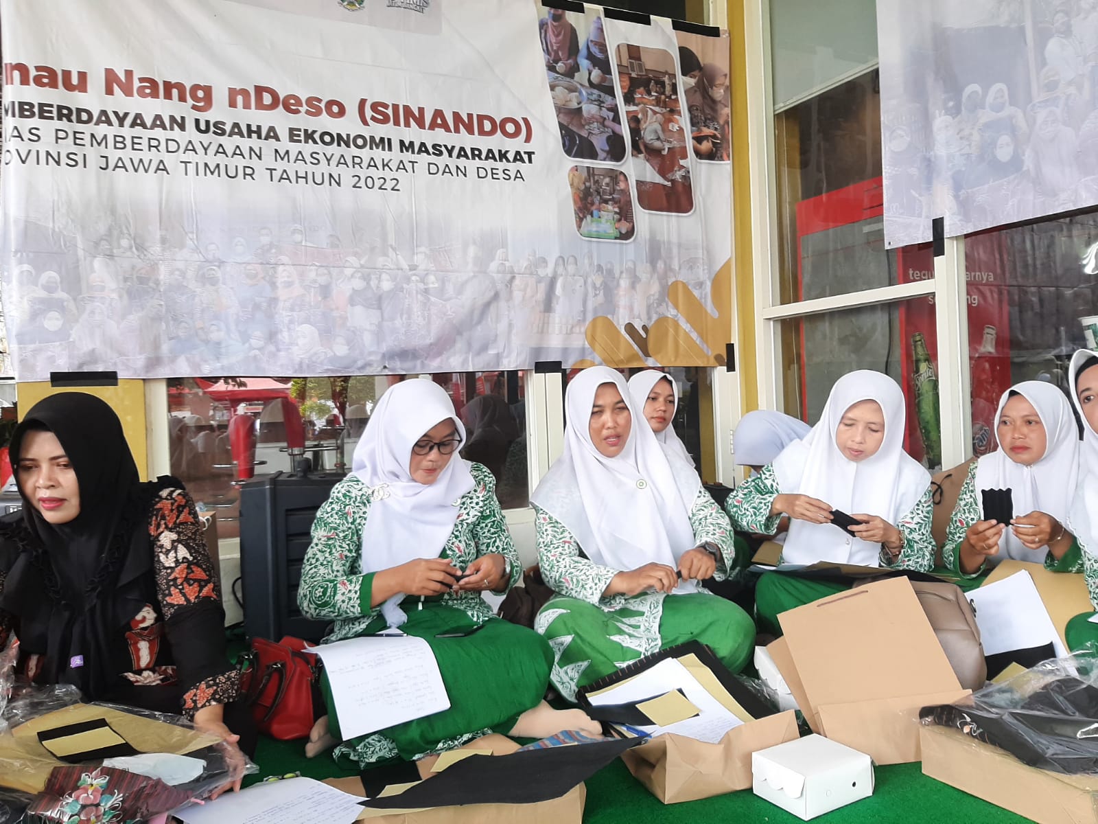 Latih Fatayat Membuat Tas Pesta Kain Tenun