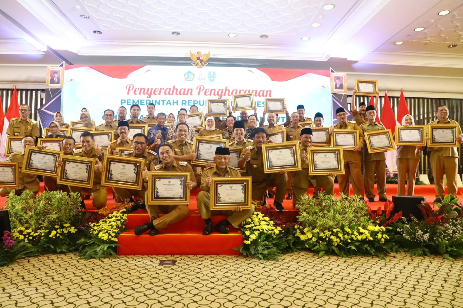 Pemerintah Provinsi Jawa Timur beserta tiga puluh tujuh Pemerintah Kabupaten/ Kota menerima penghargaan dari Menteri Keuangan RI berupa Opini Wajar Tanpa Pengecualian (WTP) atas Laporan Keuangan Tahun Anggaran 2021. 