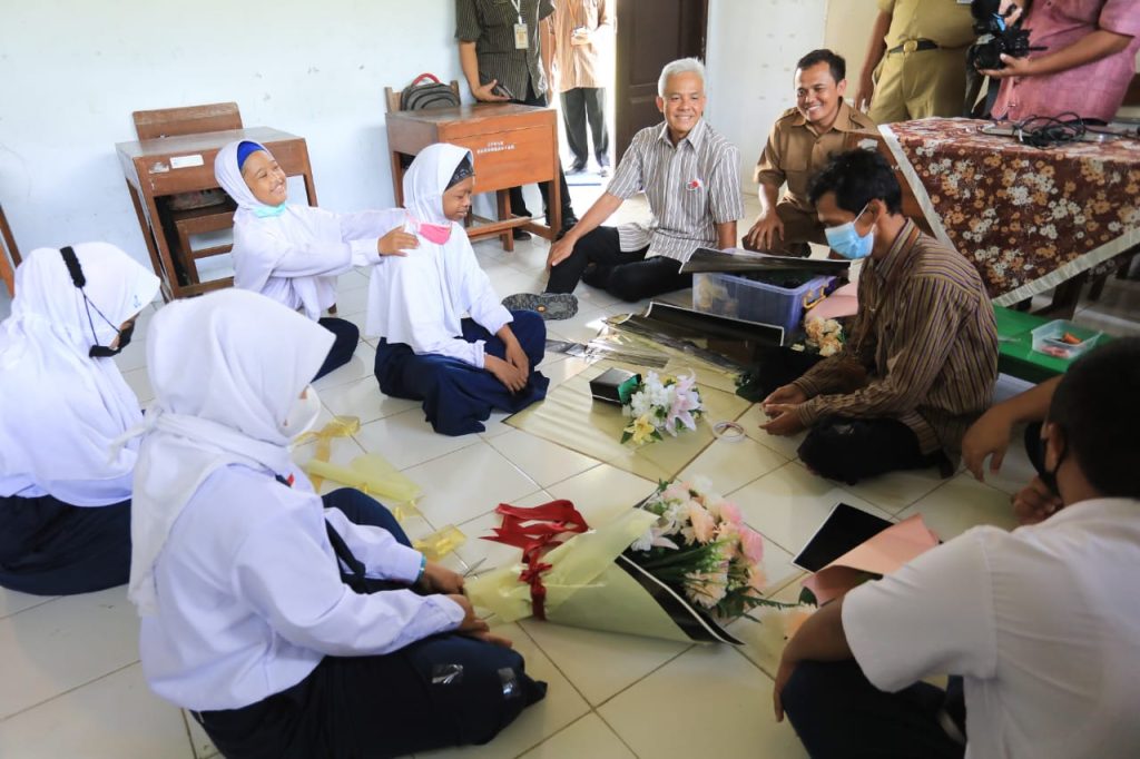 Gubernur Jawa Tengah Ganjar Pranowo saat mengunjungi Sekolah Pendidikan Khusus (SPKh) Negeri Karanganyar, Kebumen, Selasa (15/11/2022).
