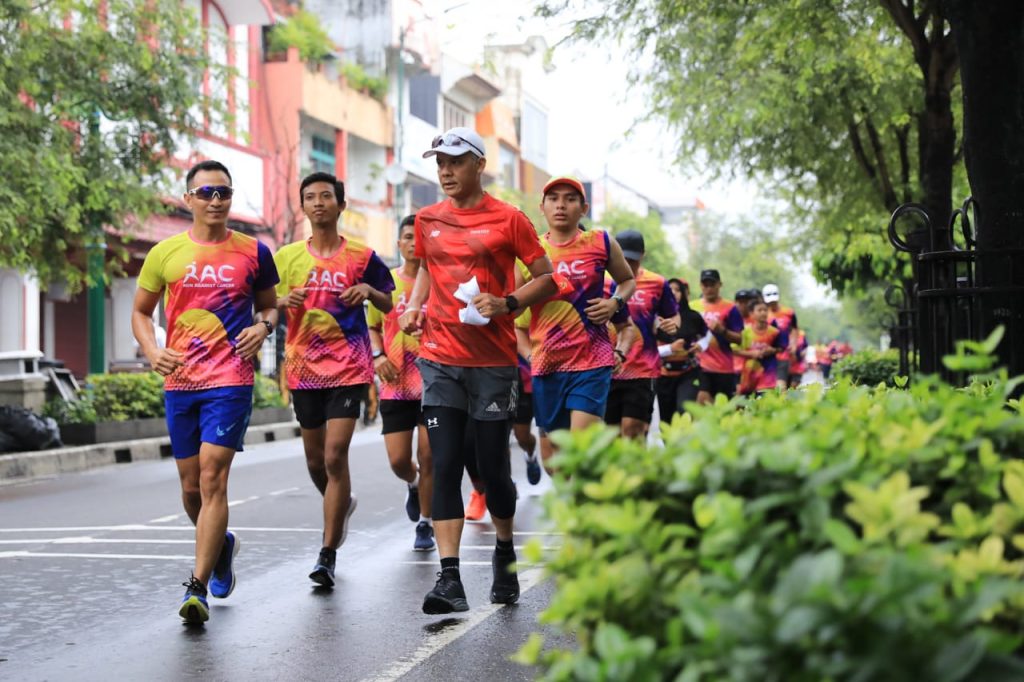 Gubernur Jawa Tengah Ganjar Pranowo saat mengikuti lari pra-Run Against Cancer 2023, di Yogyakarta, Minggu (20/11/2022)