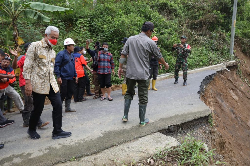 Gubernur Jawa Tengah Ganjar Pranowo meninjau langsung jalan alternatif Banyumas-Brebes di Desa Samudra Kulon, Kecamatan Gumelar, Rabu (23/11/2022). 