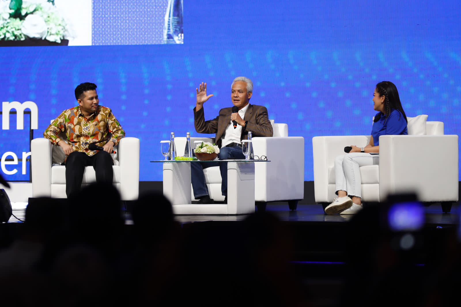 Gubernur Jawa Tengah Ganjar Pranowo bersama Wagub Jatim, Emil Dardak saat berbagi pengalaman, serta tips dan trik menerapkan gaya kepemimpinan  di Ritz Carlton Hotel, SCBD, Jakarta Selatan, Rabu (30/11/2022)