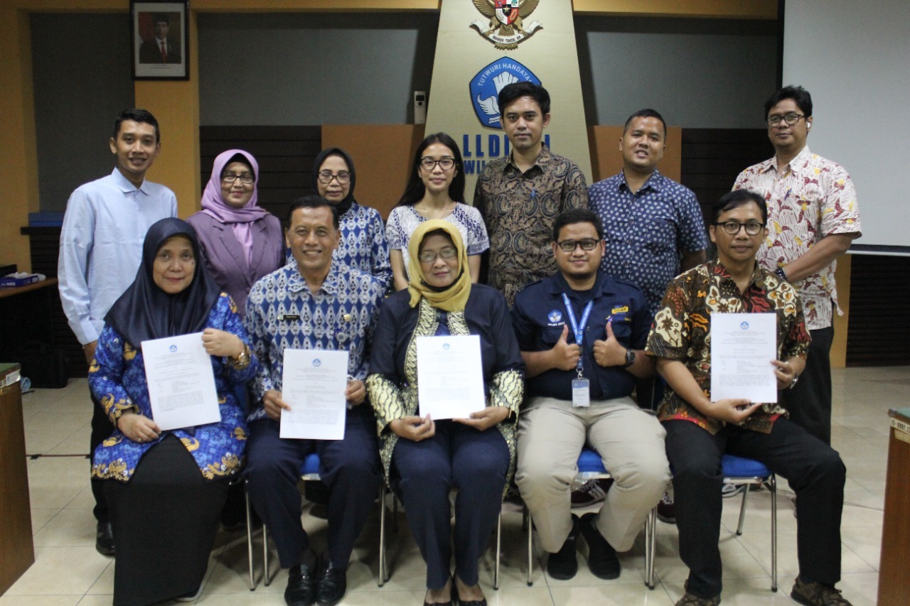 Dua anugerah penghargaan di akhir penghujung tahun 2022 diperoleh Universitas Hang Tuah Surabaya