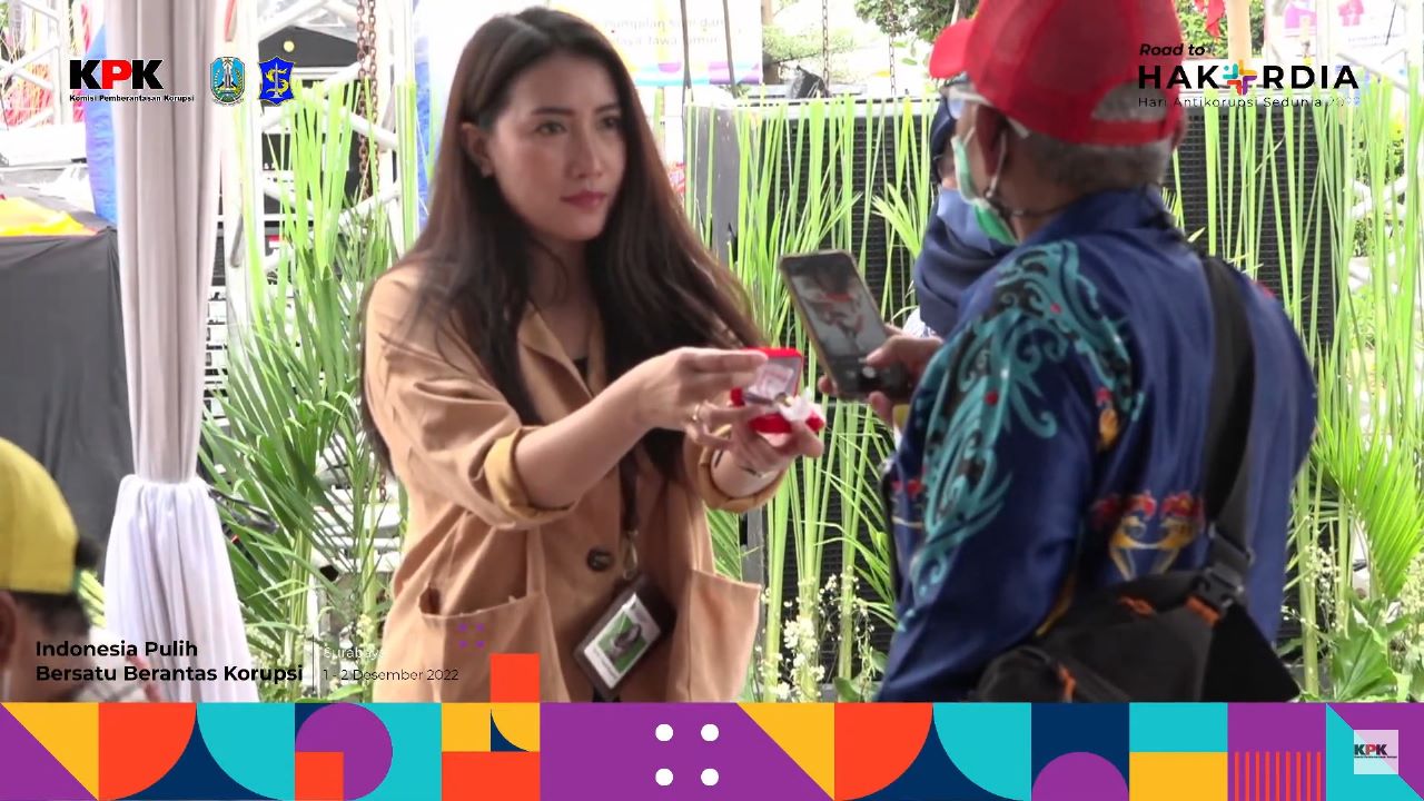 KPK bersama KPKNL Surabaya melakukan lelang non eksekusi wajib barang eks  gratifikasi di Alun-Alun Kota Surabaya, Jawa Timur, Jumat (2/12).