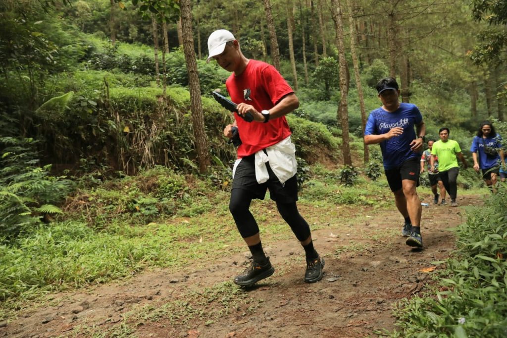 Gubernur Jawa Tengah Ganjar Pranowo ikut memeriahkan event Siksorogo Trail Run Lawu Utara, yang digelar di Desa Sikepan, Tawangmangu, Karanganyar, Minggu (4/12/2022).