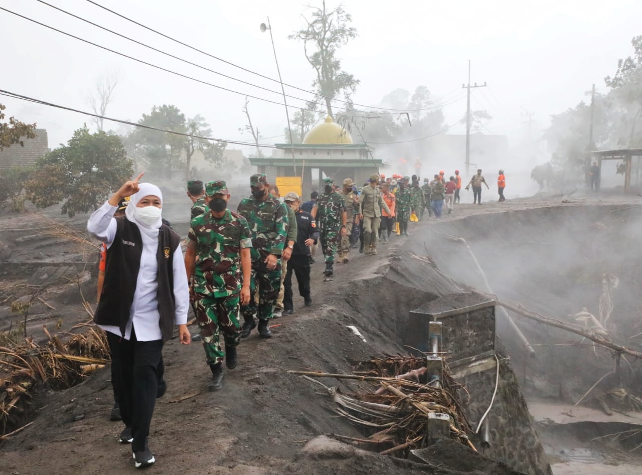 Gubernur Jawa Timur Khofifah Indar Parawansa terjun langsung meninjau sejumlah posko pengungsian dan lokasi terdampak, Senin (5/12).
