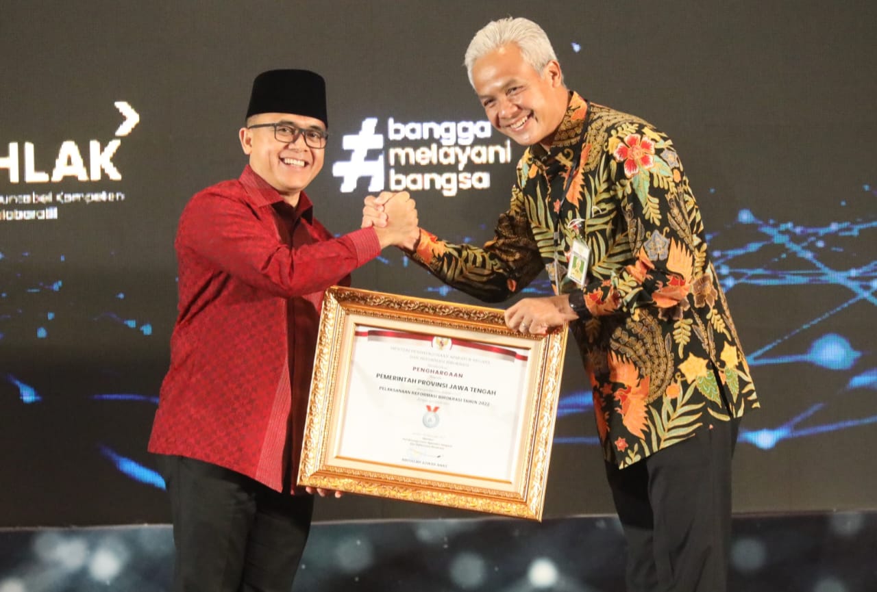 Gubernur Ganjar Pranowo saat menerima piagam penghargaan dari Menteri PANRB RI, Abdullah Azwar Anas, di Hotel Bidakara, Jalan Gatot Subroto  Menteng Dalam, Tebet, Jakarta Selatan, Selasa (6/12/2022).