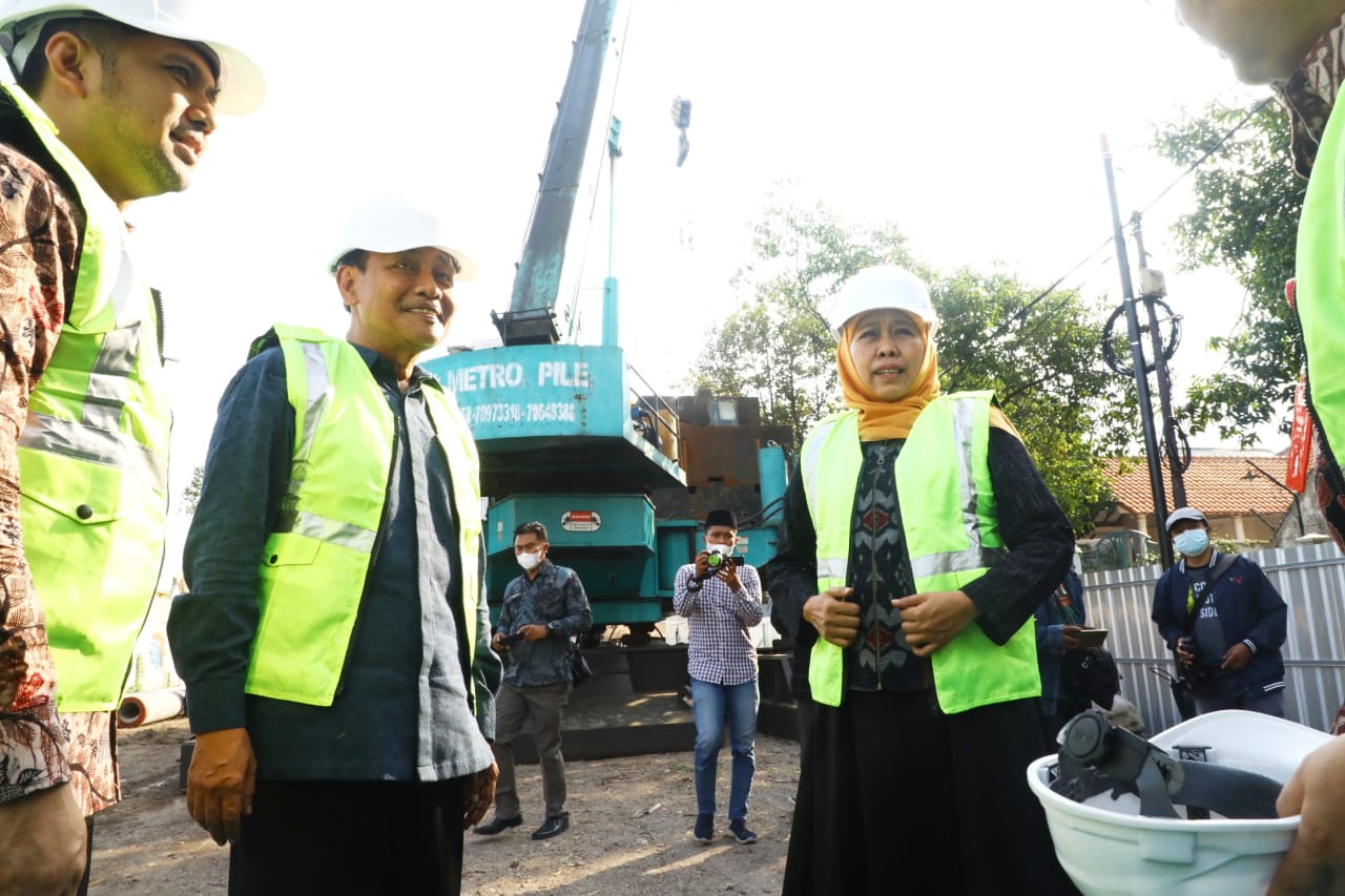 Gubernur Jawa Timur Khofifah Indar Parawansa melakukan Ground Breaking pembangunan gedung kantor Dewan Pengurus Majelis Ulama Indonesia (DP MUI) Jatim di Jalan Raya Wisma Pagesangan Surabaya Kamis (8/12) sore.