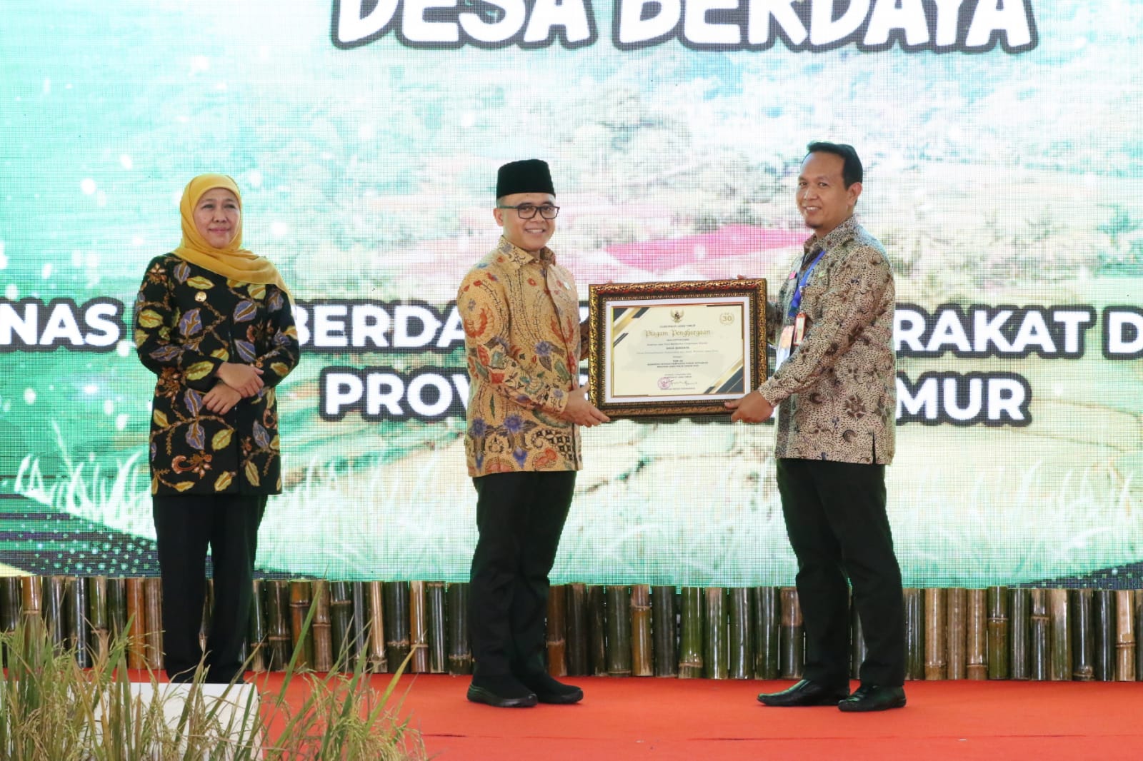 Menteri PAN-RB Abdullah Azwar Anas menyerahkan piagam penghargaan kepada Kepala DPMD Jatim Ir Budi Sarwoto MM disaksikan Gubernur Jatim Khofifah Indar Parawansa pada acara Penganugerahan Top Inovasi Terpuji Kompetensi Inovasi Pelayanan Publik (Kovablik) J