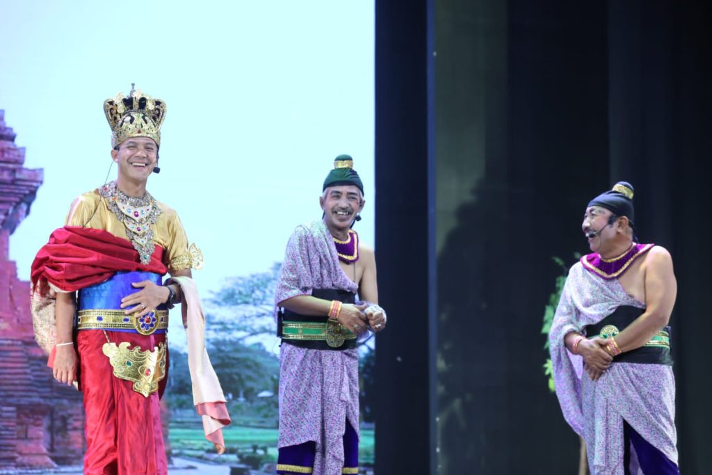 Panggung ketoprak “Sumpah Amukti Palapa” di Auditorium RRI Surakarta, heboh ketika Gubernur Jawa Tengah Ganjar Pranowo tiba-tiba masuk dan ikut bermain di adegan dagelan, Sabtu (10/12/2022) malam. 