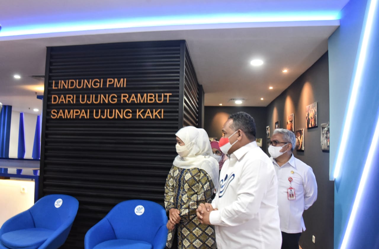 Khofifah saat meninjau fasilitas lounge VVIP di Bandara T2 Juanda, Rabu (14/12).