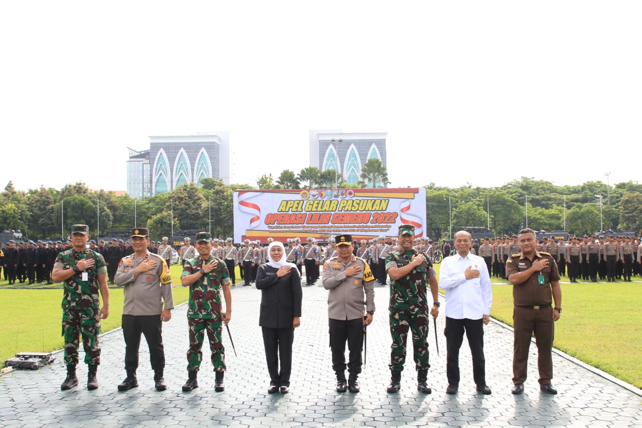 jajaran Forkopimda Jatim menggelar apel gelar pasukan operasi Lilin Semeru 2022 di Lapangan Mapolda Jatim pada Kamis, (22/12) pagi. 