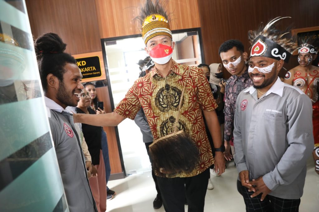 Gubernur Jawa Tengah Ganjar Pranowo, bersama mahasiswa p Papua di Jateng di halaman Sekretariat Bersama Pemkot Surakarta, Sabtu (24/12/2022). 