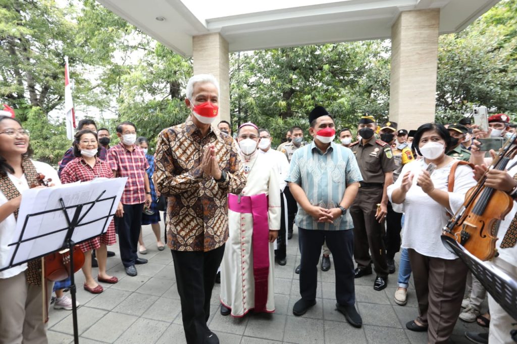 Wakil Gubernur Jawa Tengah, Taj Yasin Maimoen, mendampingi Gubernur Ganjar Pranowo melakukan pantauan natal Tahun 2022 di Kota Semarang.