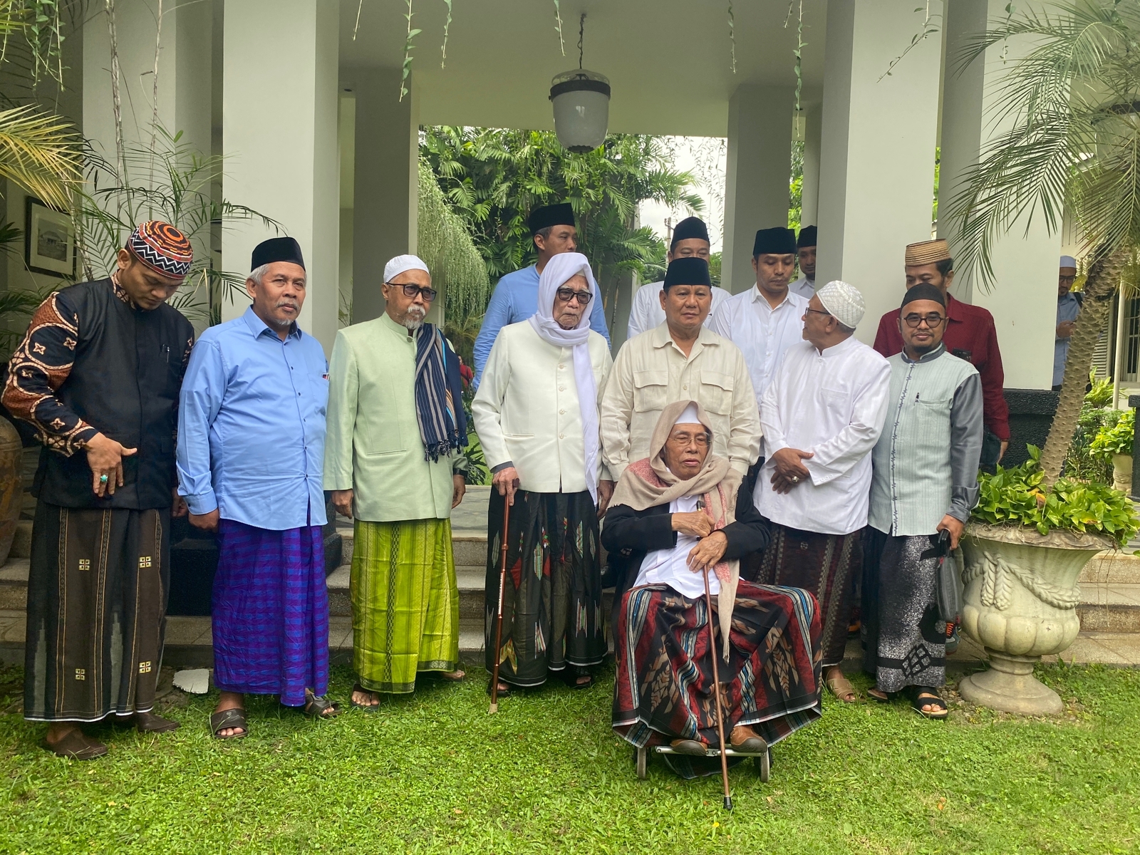 Ketua umum partai gerindra prabowo subianto bertemu dengan sejumlah ulama dan kiai kondang asal Jawa Timur di Surabaya pada senin (26/12) siang.