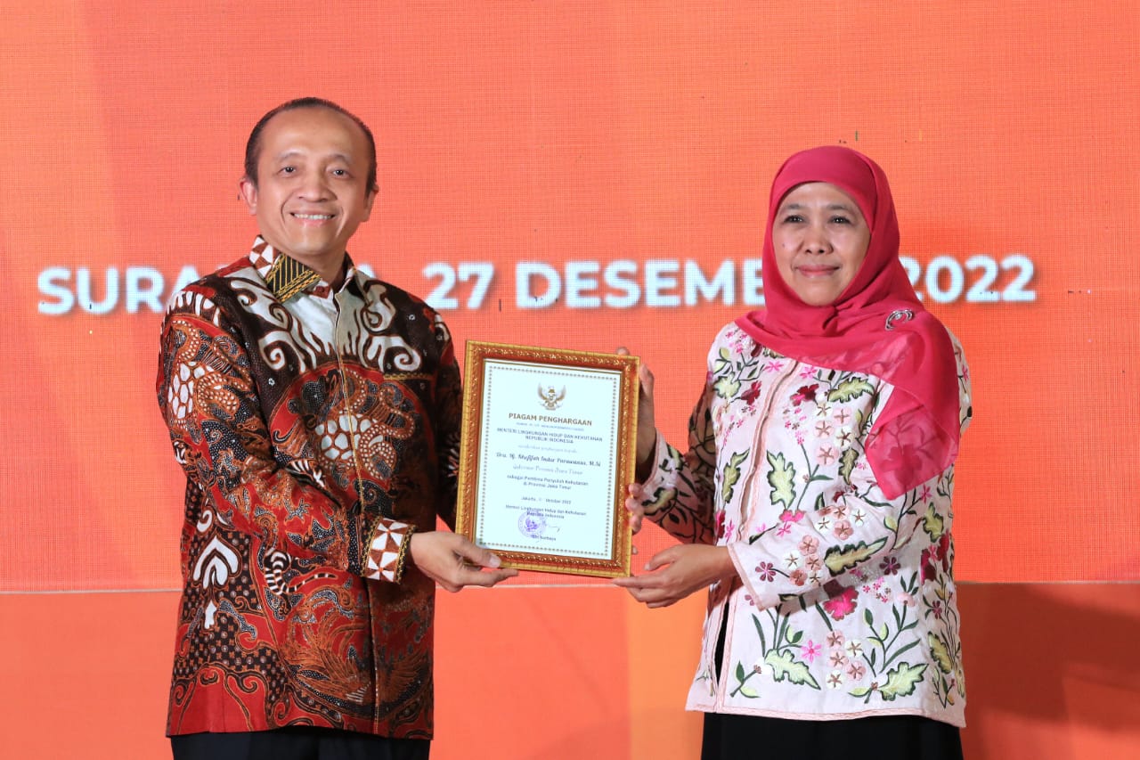 Gubernur Khofifah saat Rapat Kerja Daerah Ikatan Penyuluh Kehutanan Indonesia (IPKINDO) DPW Jatim, di Hotel Mercure Grand Mirama Surabaya, Selasa (27/12) malam.  