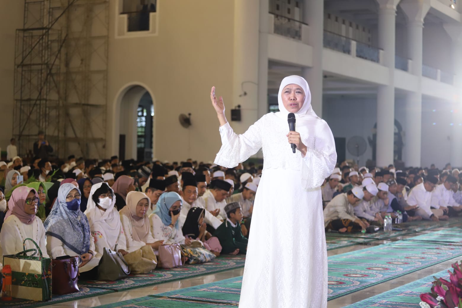 Gubernur Jawa Timur Khofifah Indar Parawansa menggelar Sholawat dan Doa Akhir Tahun 2022 - Awal Tahun Baru Masehi 2023 di Ruang Utama Masjid Nasional Al Akbar Surabaya, Sabtu (31/12).  