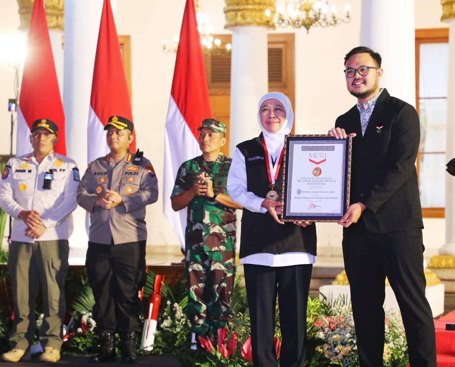 Gubernur Jawa Timur Khofifah Indar Parawansa menerima piagam penghargaan dari MURI (Museum Rekor Dunia - Indonesia) di Halaman Gedung Negara Grahadi Surabaya, Sabtu (31/12) malam jelang pergantian tahun 2023.