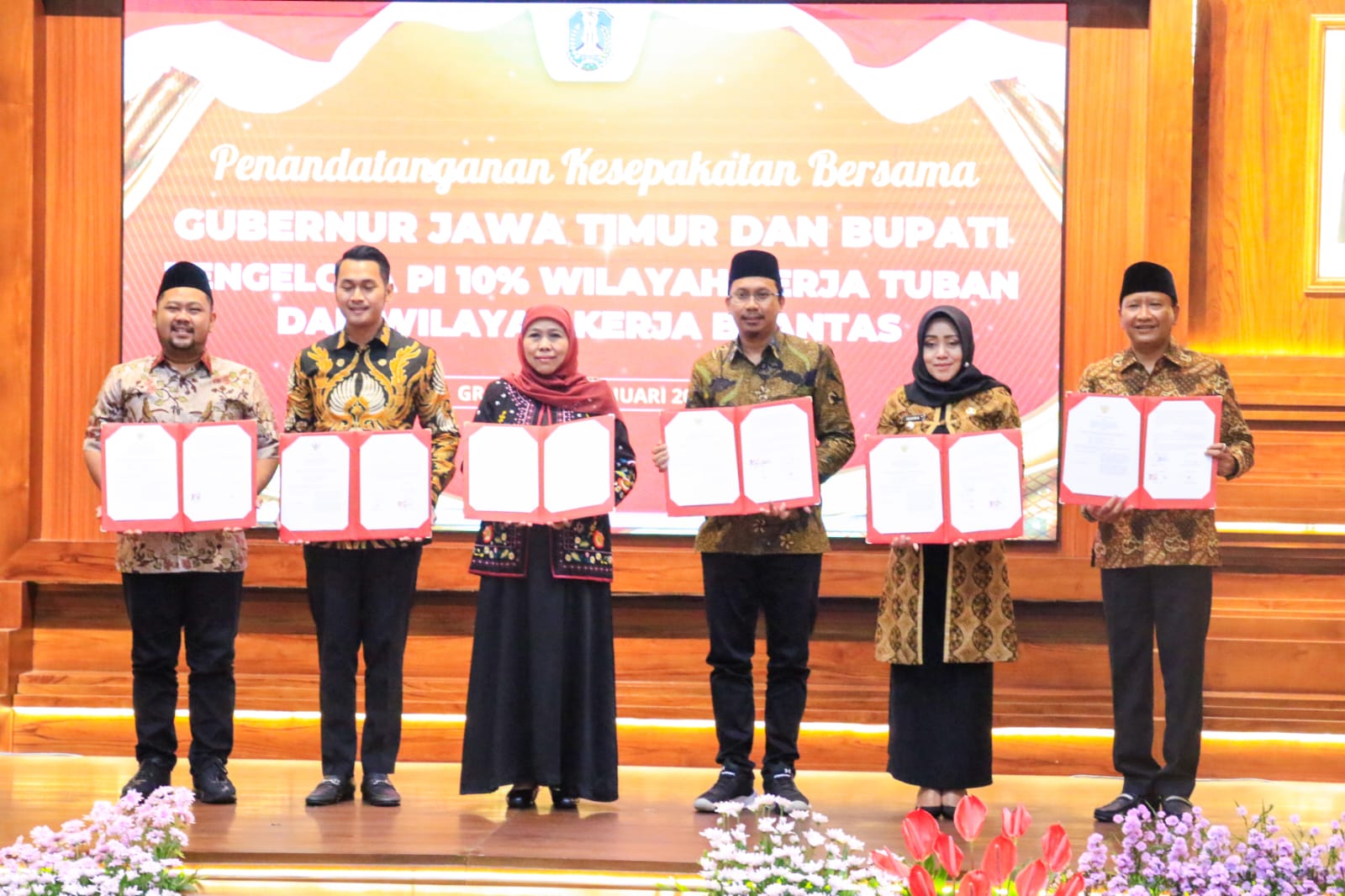 Gubernur Khofifah usai menandatangani kesepakatan bersama terkait pengelolaan Participating Interest (PI) 10 % Migas untuk Wilayah Kerja Tuban serta WK Brantas di Gedung Negara Grahadi, Surabaya, Selasa (3/1) malam. 
