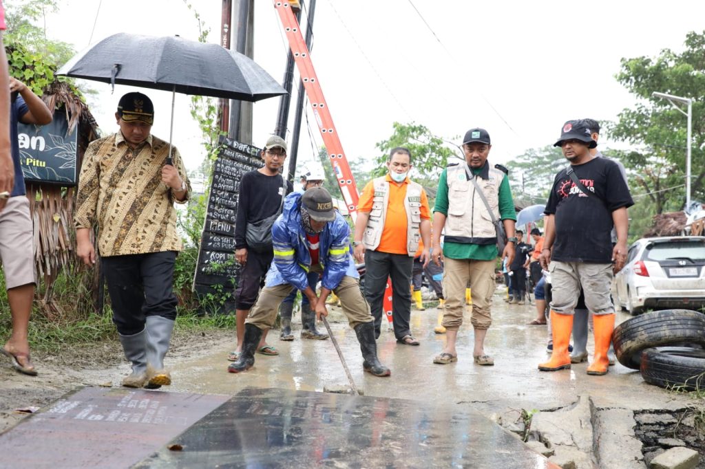Wakil Gubernur Jawa Tengah, Taj Yasin Maimoen saat meninjau lokasi banjir di Kelurahan Meteseh, Tembalang, Sabtu (7/1/2023)