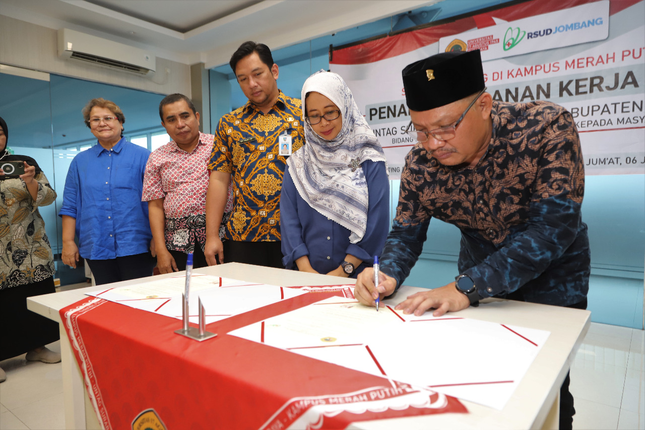 Penandatanganan kerja sama antara Untag Surabaya oleh Prof. Dr. Mulyanto Nugroho., M.M., CMA., CPA dengan Rumah Sakit Umum Daerah (RSUD) Kabupaten Jombang - dr. Ma’murotus Sa’diyah., M.Kes