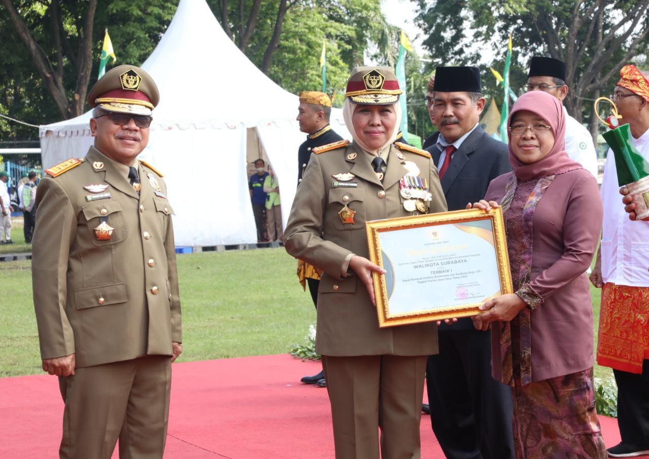 Gubernur Khofifah saat menjadi inspektur upacara dalam peringatan bulan Keselamatan dan Kesehatan Kerja Nasional 2023 di lapangan bola Prapat Kurung Jalan Perak Timur, Kamis, (12/1). 
