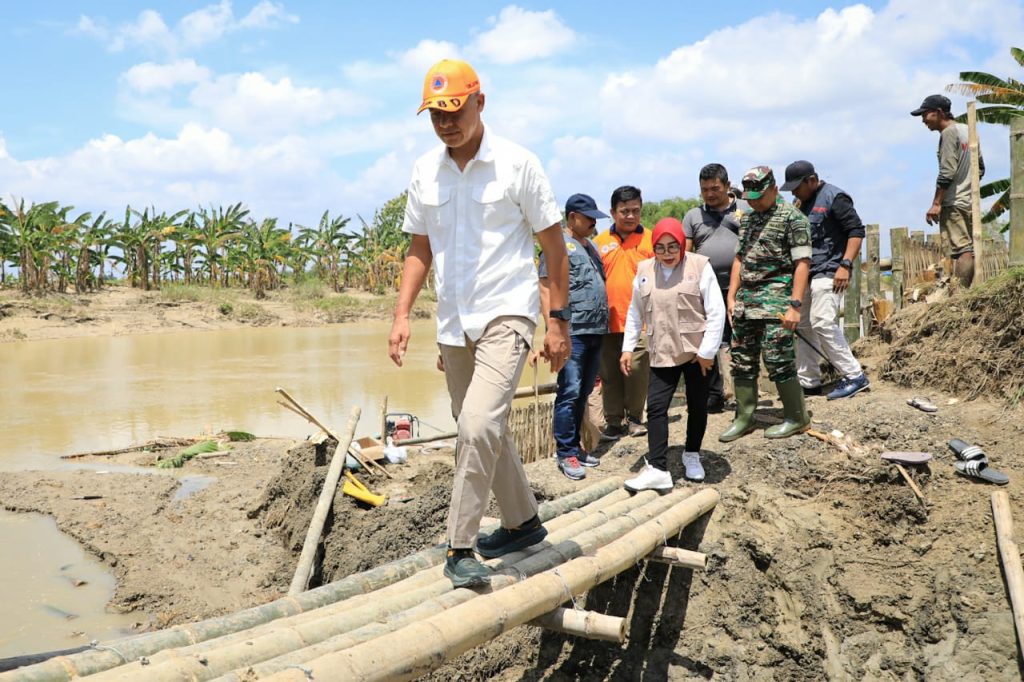 Gubernur Jawa Tengah Ganjar Pranowo, saat meninjau perbaikan tanggul jebol di Sungai Lusi, Desa Karangsari, Kecamatan Brati, Kabupaten Grobogan, Jumat (13/1/2023). 