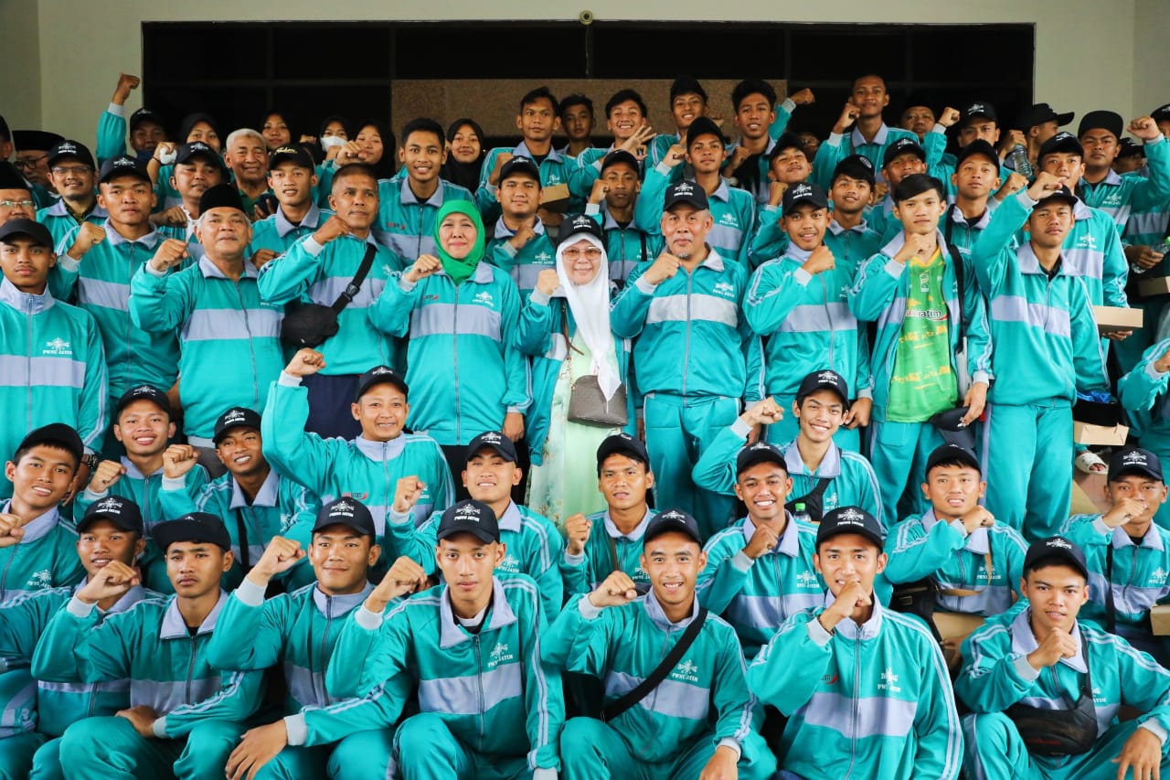 Gubernur JatimKhofifah bersama Ketua PWNU Jatim KH Marzuki Mustamar secara langsung melepas kontingen atlet dan official PW NU Jawa Timur Porseni NU
