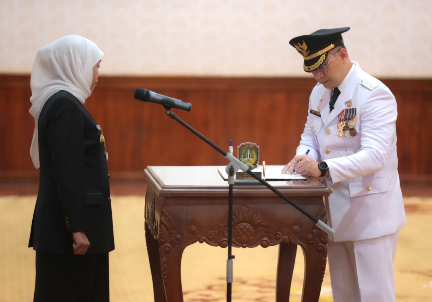 Gubernur Jawa Timur Khofifah Indar Parawansa secara resmi melantik Aries Agung Paewai S.STP. MM sebagai Penjabat (Pj) Walikota Batu