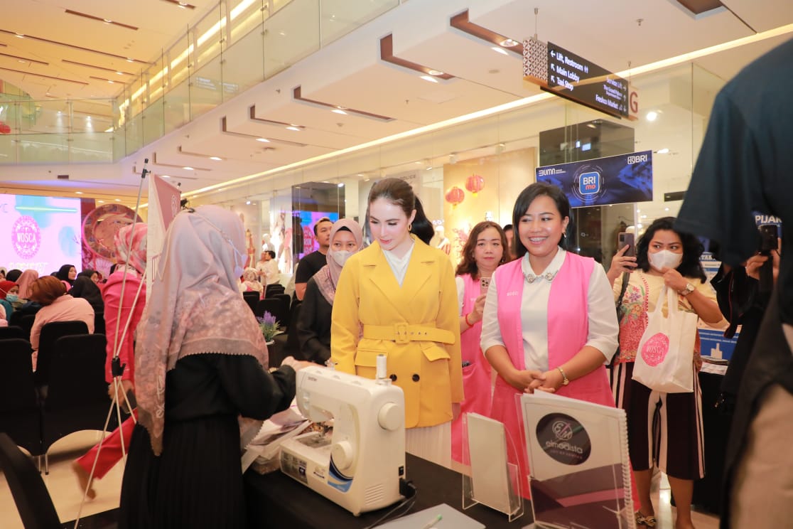 Ketua Dekranasda Jawa Timur Arumi Bachsin Emil Dardak pada acara WOSCA Graduation Pendampingan Bisnis Online (PBO) Batch ketiga yang digelar di Surabaya,
