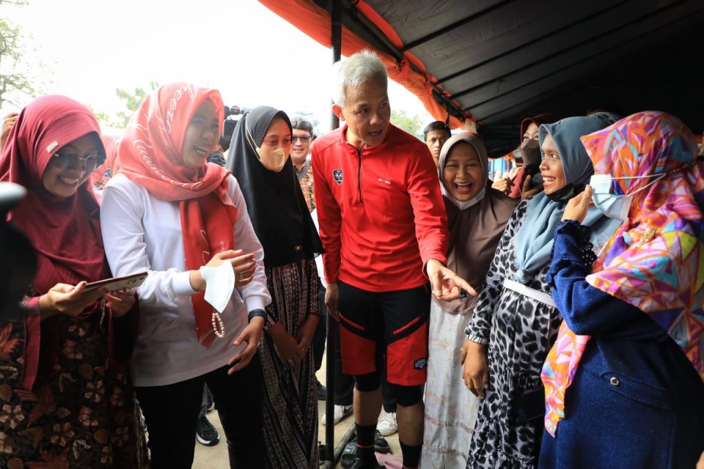 Gubernur Ganjar Pranowo saat menyambangi Balai Desa Prampelan, Demak, Senin (23/1/2023). 