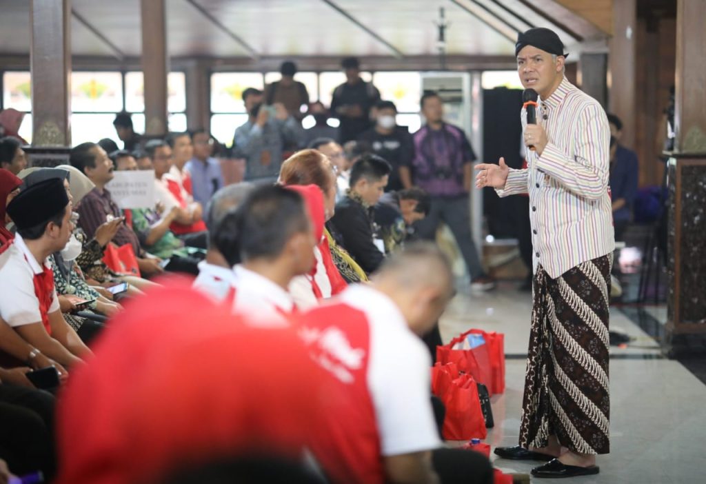Gubernur Jawa Tengah Ganjar Pranowo meluncurkan program Gerakan Cegah Stunting Masa Depan Cerah (Kancing Merah), saat rapat koordinasi percepatan penanganan kemiskinan ekstrem, di Pendapa Kabupaten Cilacap, Kamis (2/2/2023).