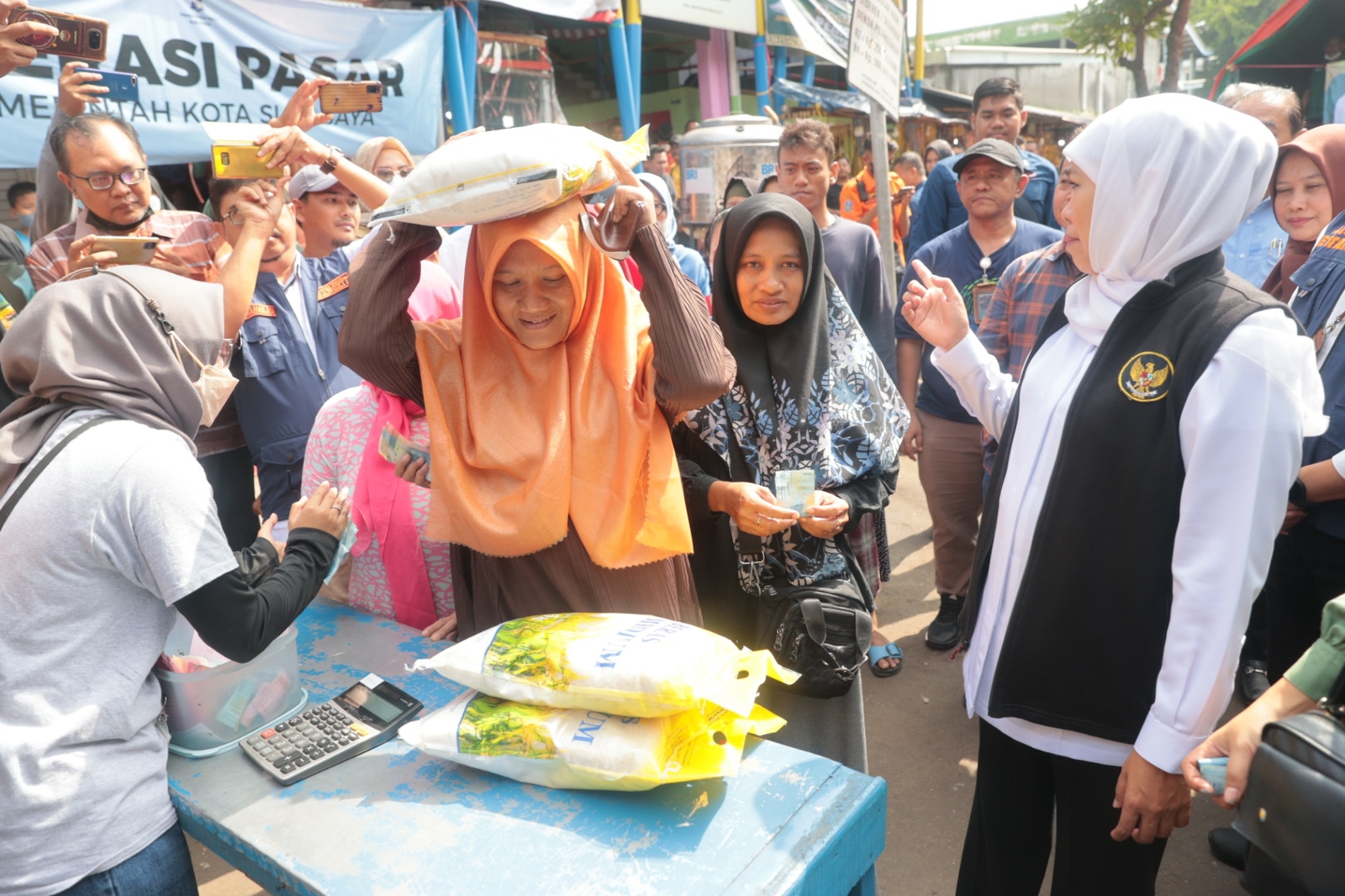 Gubernur Khofifah saat meninjau langsung pelaksanaan operasi pasar beras murah berkualitas yang digelar di Pasar Pucang Anom, Kota Surabaya, Sabtu (4/2) pagi. 
