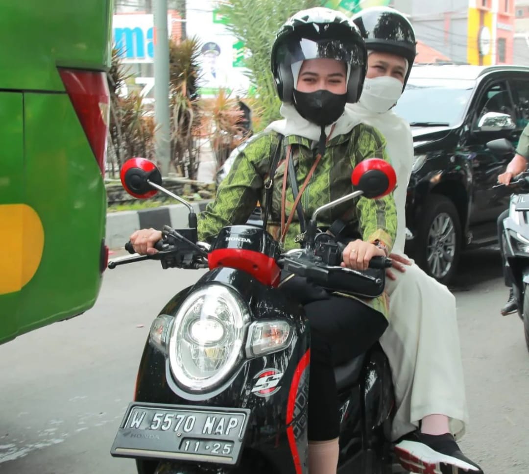 Gubernur Jawa Timur Khofifah Indar Parawansa harus dibonceng motor untuk kembali mengikuti acara Puncak Resepsi Satu Abad Nahdlatul Ulama (NU) di GOR Delta Sidoarjo, Selasa (7/2/2023). 