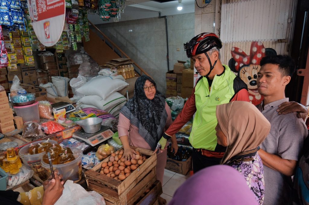 Gubernur Jawa Tengah, Ganjar Pranowo mengecek harga serta stok komoditas beras dan minyak goreng ke beberapa pasar di Kota Semarang, Jumat (10/2/2023).