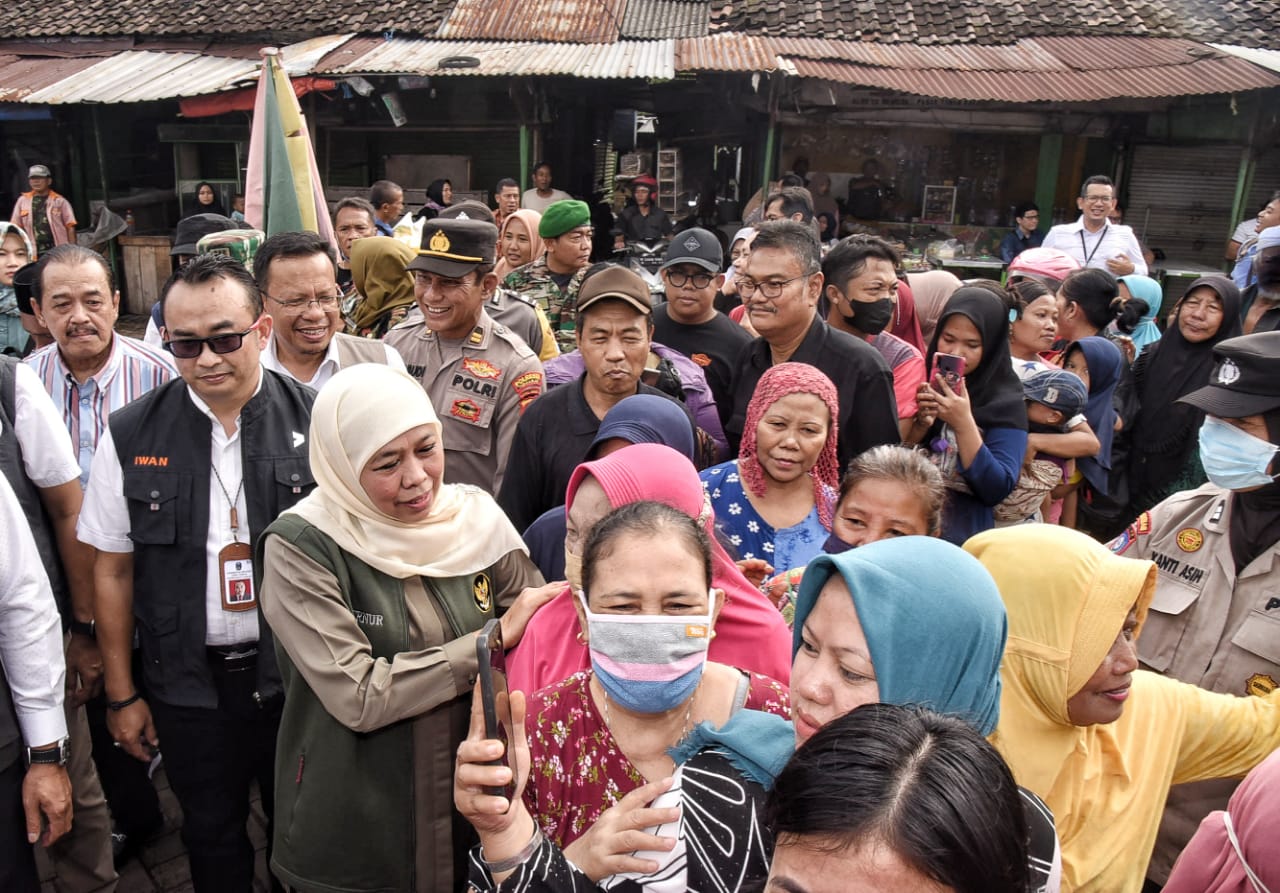 Gubernur Khofifah bersama jajaran secara khusus meninjau kelancaran Operasi Pasar yang menyediakan beras berkualitas dengan harga di bawah HET di Pasar Taman Sepanjang, Sidoarjo.