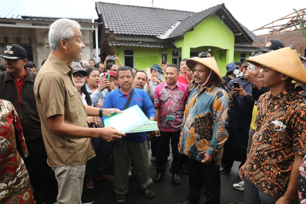 Gubernur Jateng Ganjar Pranowo saat meninjau panen padi di Desa Krengseng, Kecamatan Gringsing, Kabupaten Batang, Sabtu (11/2/2023).