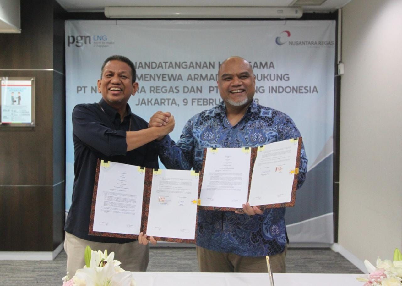 Direktur Utama NR, Harry Budi Sidharta serta Direktur Utama PGN LNG, Nofrizal  usai menandatangani Amandemen Perjanjian Kerjasama Sewa Menyewa Armada Pendukung
di Jakarta. 