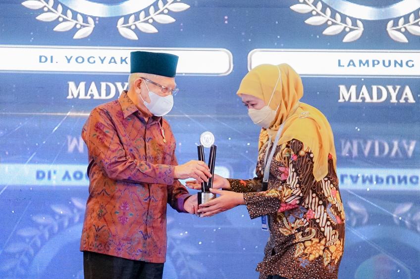 Gubernur Jawa Timur Khofifah Indar Parawansa meraih dua penghargaan sekaligus dari Komisi Pengawas Persaingan Usaha (KPPU) tahun 2023