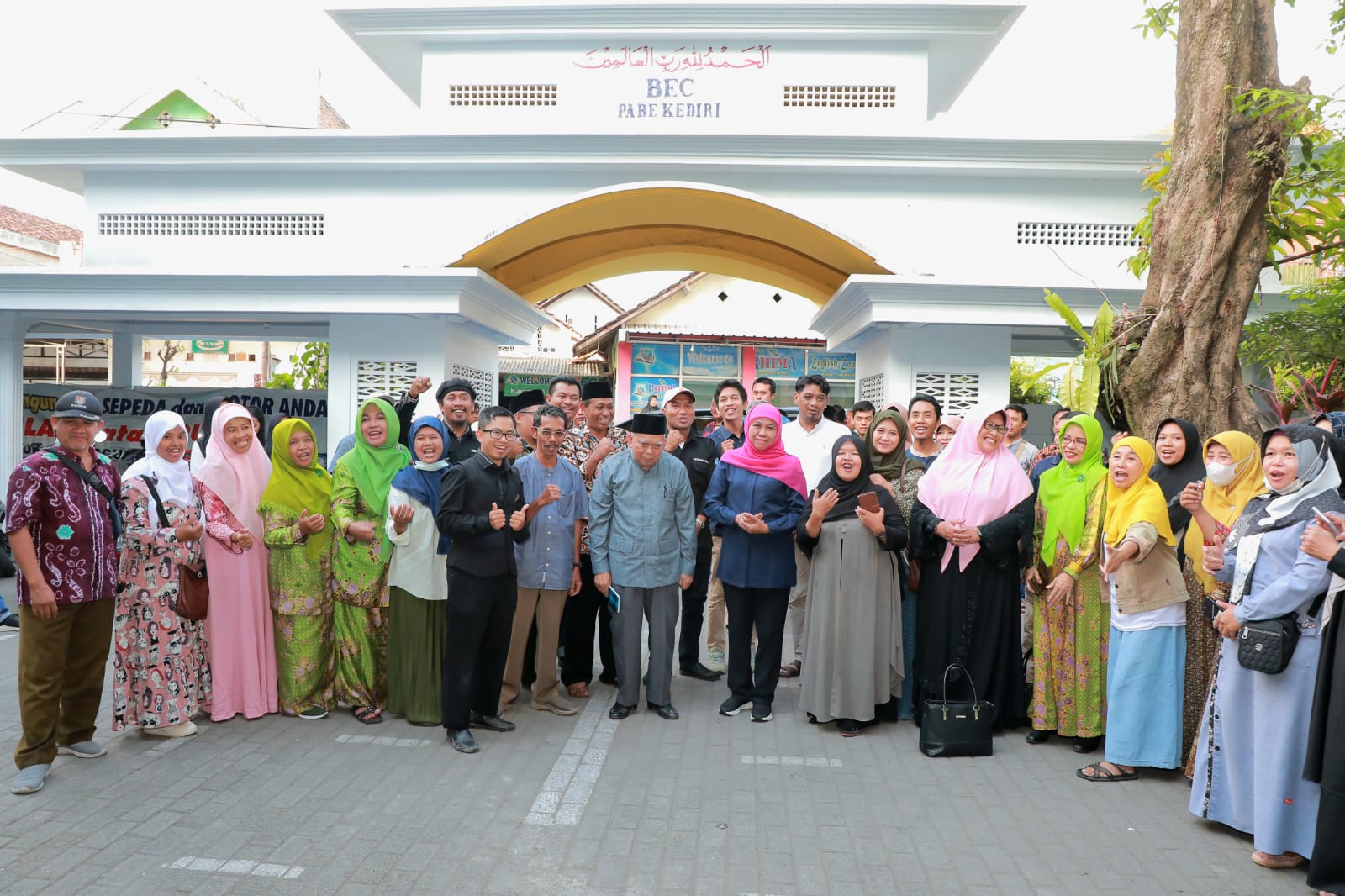 Gubernur Khofifah saat melakukan kunjungan ke kampung Inggris Pare Kediri, Minggu (19/2/2022).