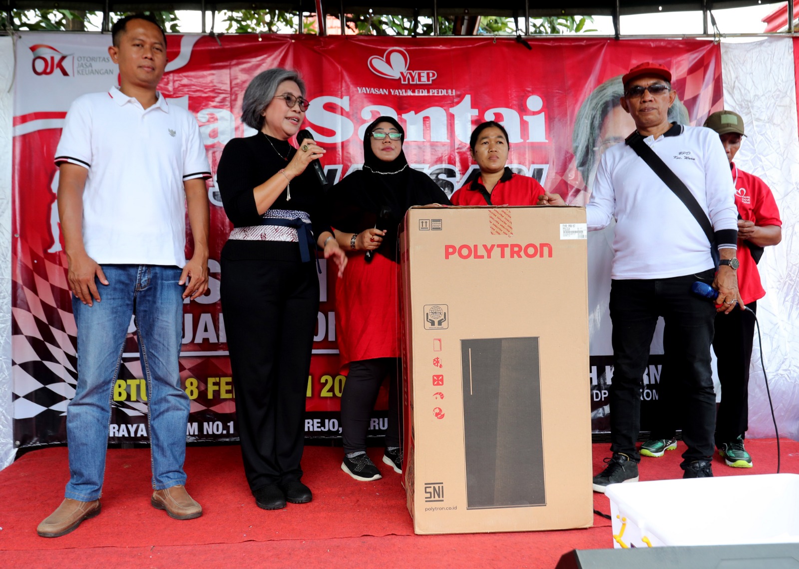 indah Kurnia bersama OJK saat memberikan penyuluhan bertajuk Waspada Investasi Bodong dan Pinjaman Online Ilegal kepada warga desa Tambakrejo Kecamatan Waru, Sidoarjo. Sabtu (18/2)