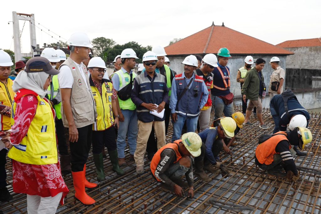 Gubernur Jawa Tengah, Ganjar Pranowo melakukan sidak perbaikan jalan dan jembatan di jalur Pantura Timur, Jumat (3/3/2023).