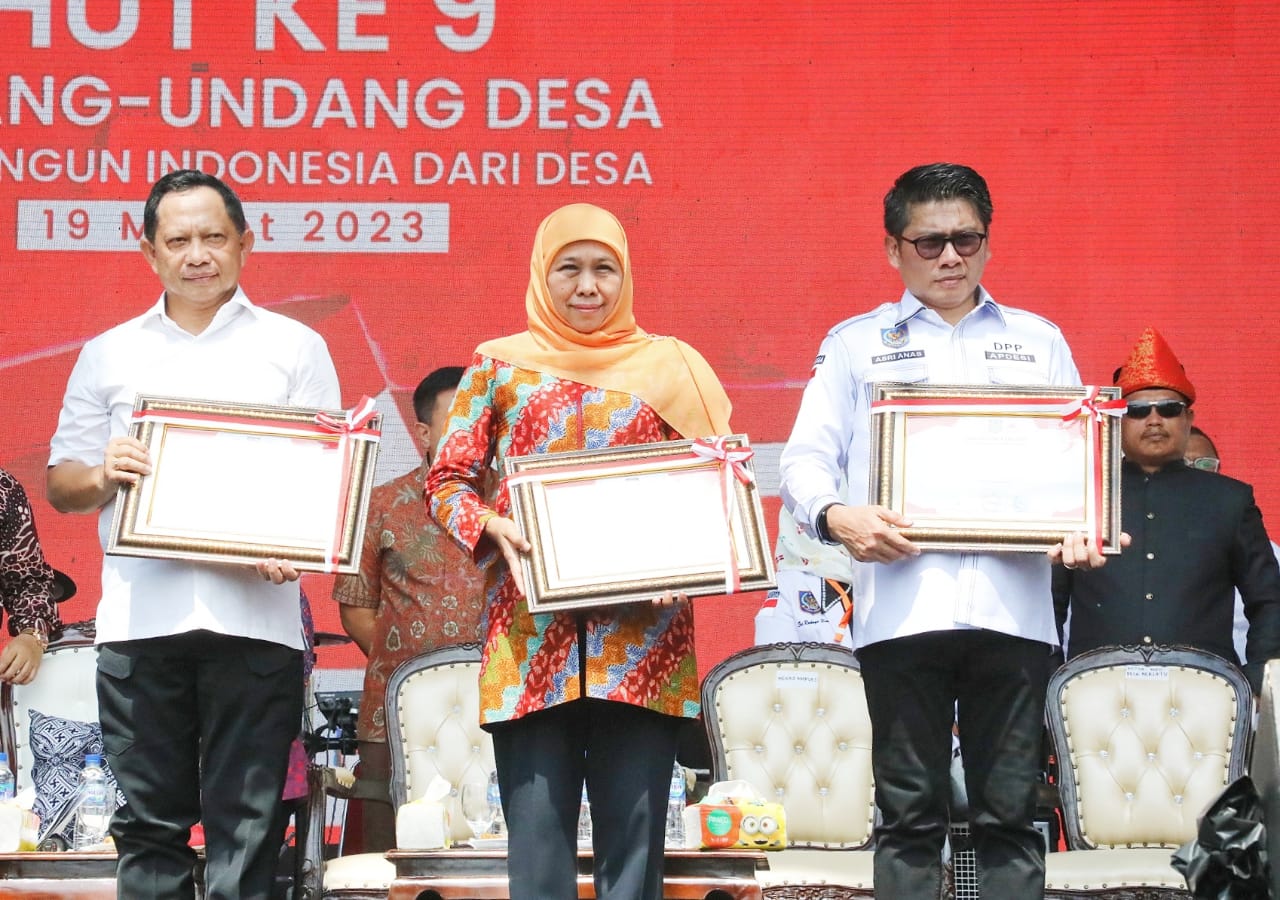 Gubernur Jawa Timur Khofifah Indar Parawansa saat dinobatkan sebagai Gubernur Peduli Kesejahteraan Aparatur Desa dalam Peringatan 9 Tahun UU Desa pada Hari Desa Nasional di Parkir Timur dan Kawasan Hutan Kota GBK Jakarta, Minggu (19/3).