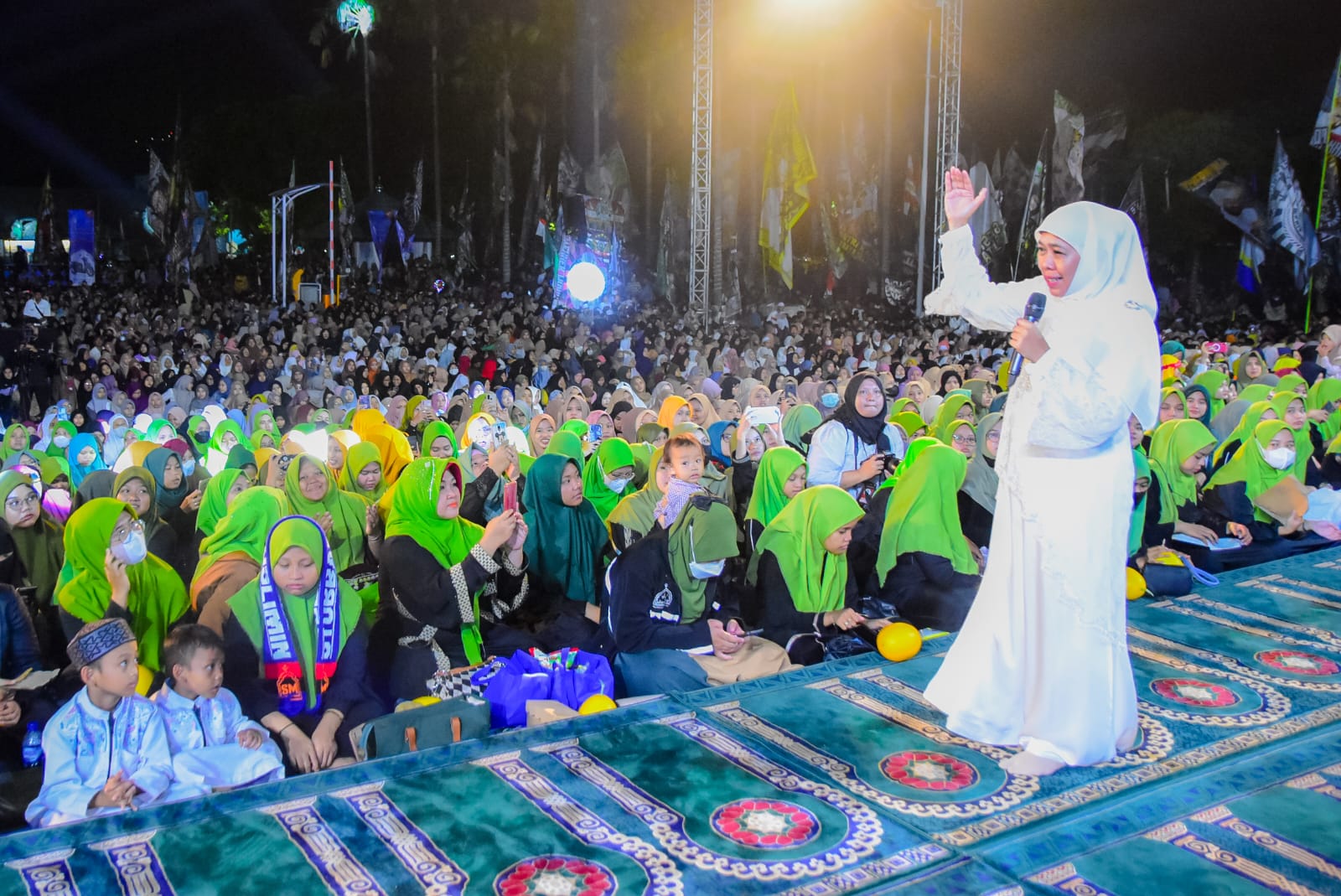 Gubernur Jawa Timur Khofifah Indar Parawansa pada acara launching Festival Ramadhan GenZI di Masjid Nasional Al-Akbar Surabaya, Selasa (21/3) malam. 