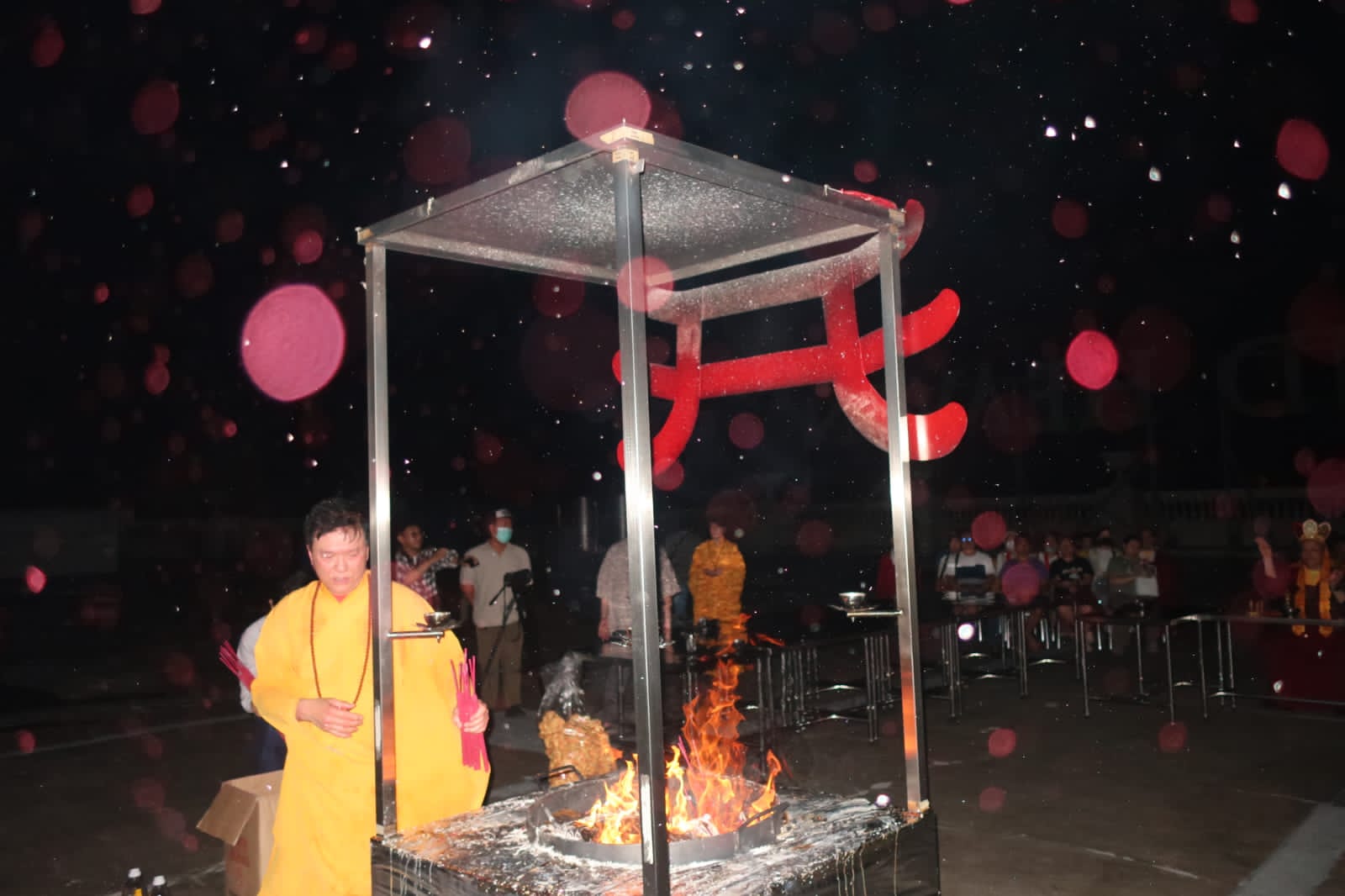 Rumah duka Grand Heaven Surabaya merayakan puncak bulan Cheng Beng di lantai 11 dengan membakar seserahan dalam jumlah banyak, sebagai penghormatan kepada leluhur umat Budha. Kamis malam (23/3/2023).