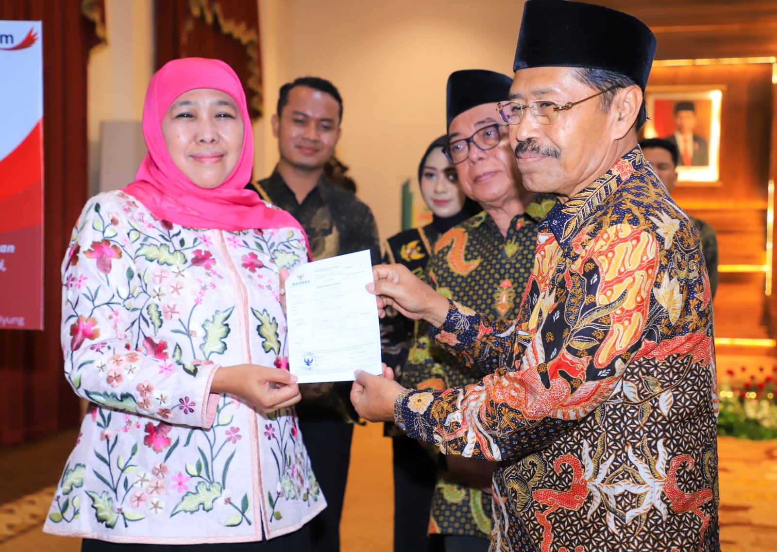Gubernur Jawa Timur Khofifah Indar Parawansa menggalakkan Gerakan Zakat Bersama dengan Badan Amil Zakat Nasional (Baznas) Jatim di Gedung Negara Grahadi pada Minggu (26/3).
